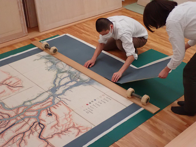 表具の仕立て直しの様子