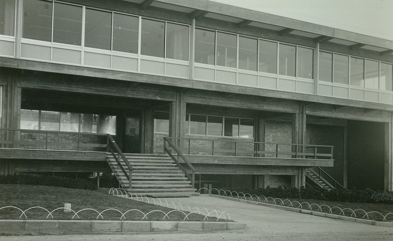 古川図書館玄関（正面） 所収：アルバム「名古屋大学古川図書館落成式記念写真帖」