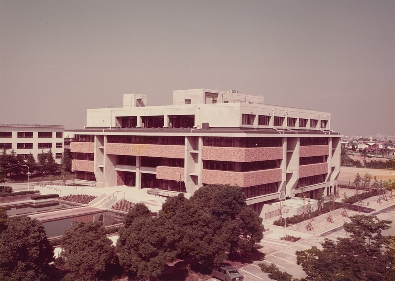 新中央図書館　所収：「名古屋大学附属図書館新営その他工事竣工写真　昭和54-55年度」