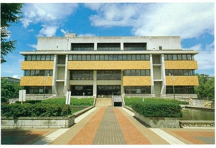 新中央図書館正面　所収：「名古屋大学五十年史」