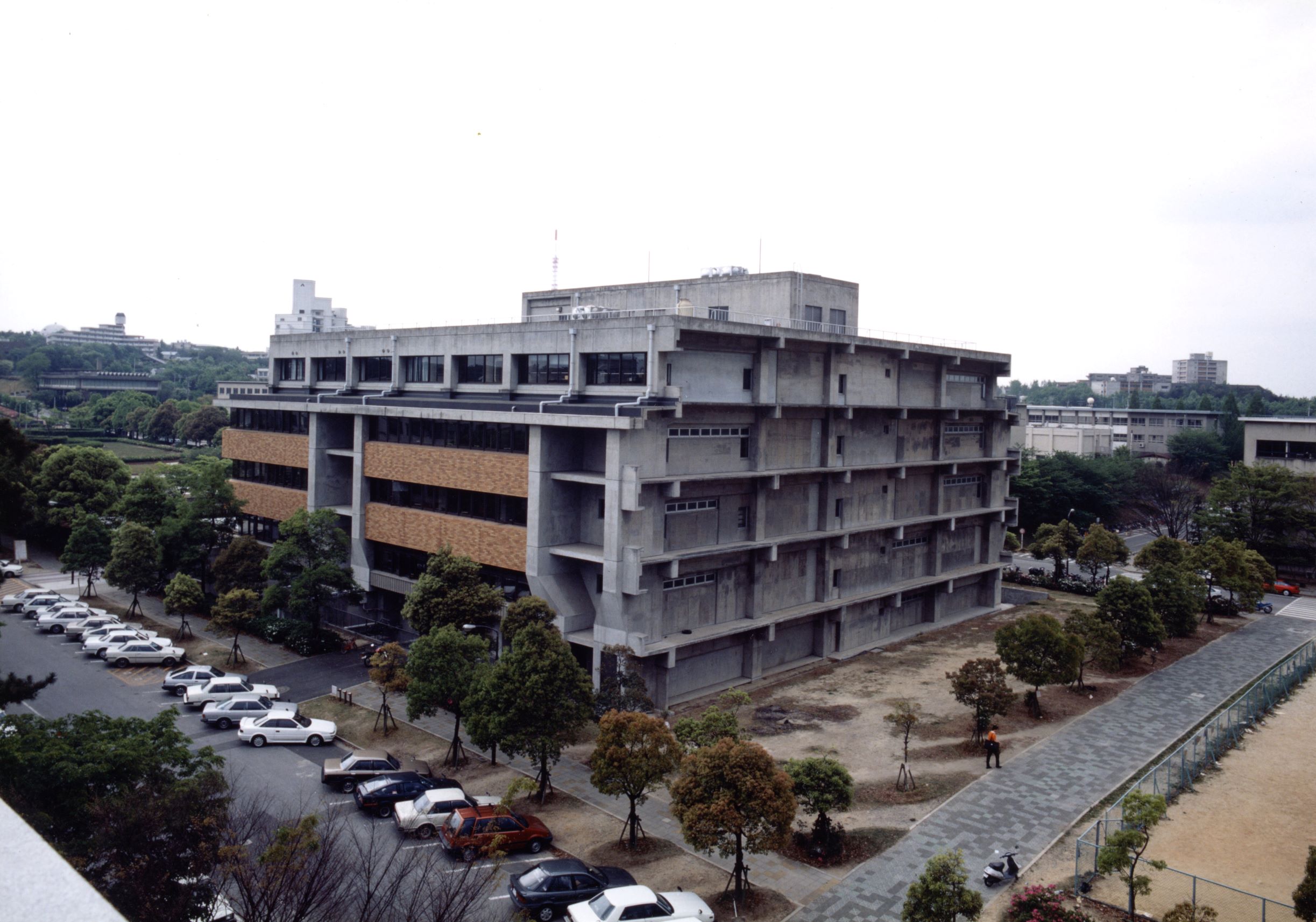 西側から見た増築前の中央図書館
