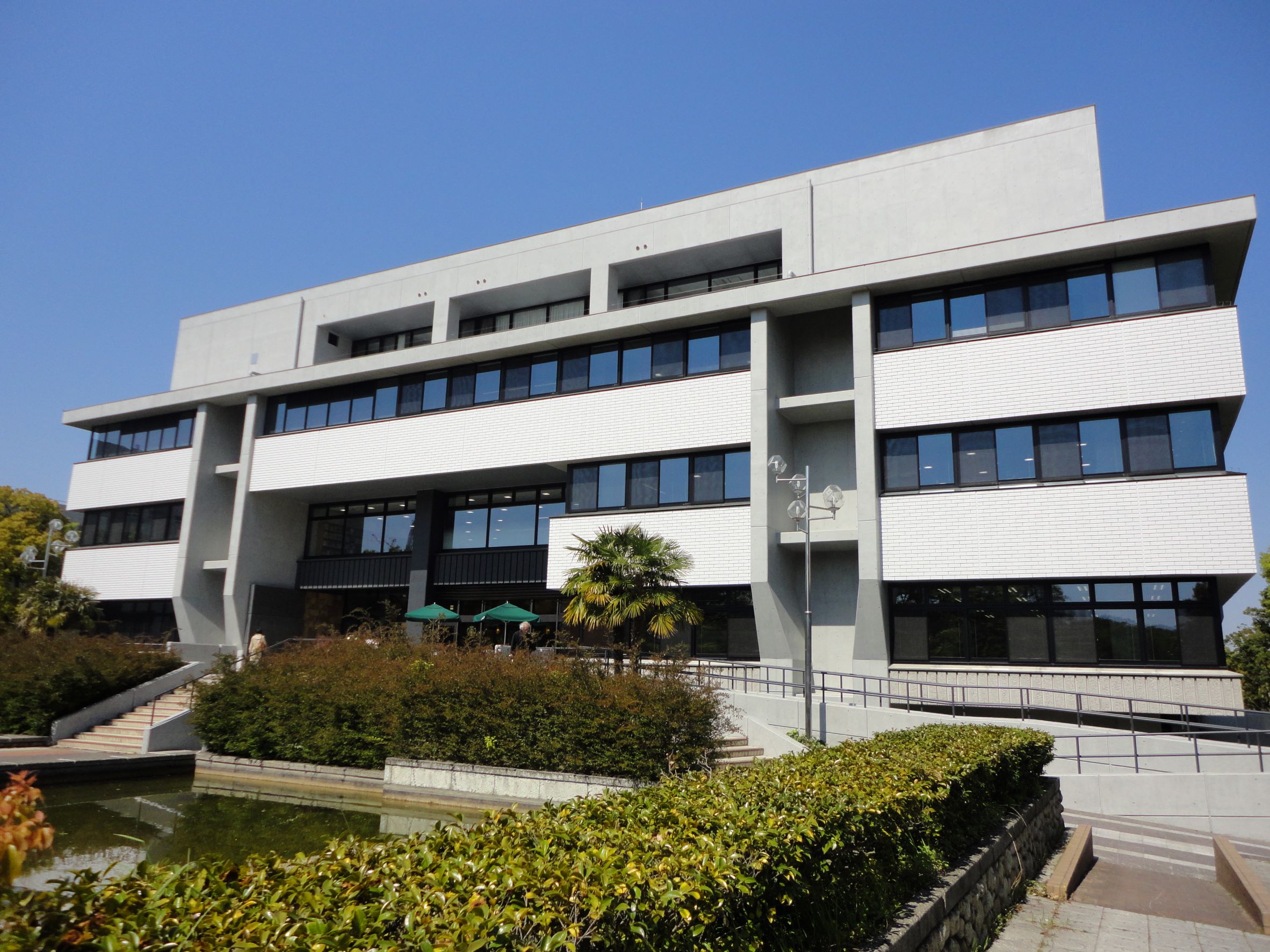 改修後附属図書館外観